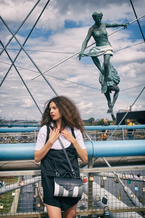 Torebka skórzana walek Meggy w kolorze czarnym, szarym, białym