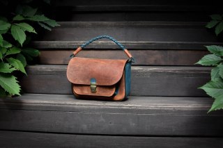 Torebka skórzana Lara w kolorze rudym i granatowym