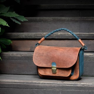 Torebka skórzana Lara w kolorze rudym i granatowym