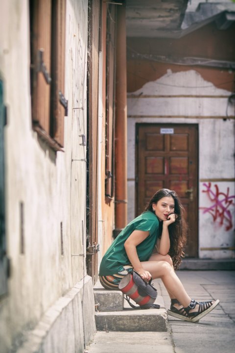 Torebka skórzana wałek Meggy w kolorze czarnym, malinowym, szarym