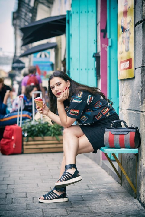 Torebka skórzana wałek Meggy w kolorze czarnym, malinowym, szarym