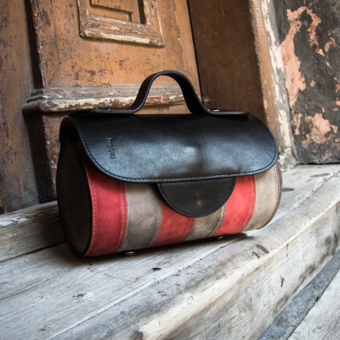 Torebka skórzana wałek Meggy w kolorze czarnym, malinowym, szarym