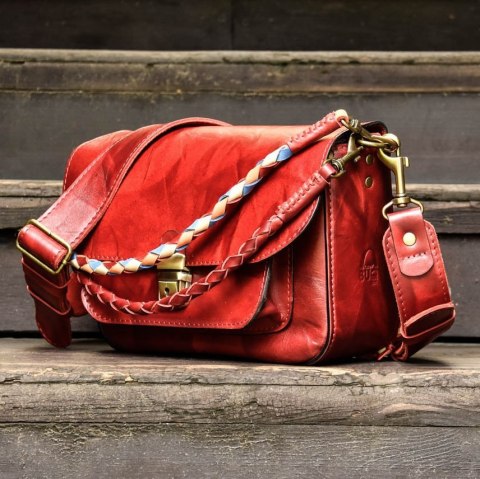 Unikalna i oryginalna czerwona ręcznie tobiona torebka Lara od LadyBuQ Art . Torebka z pięknym ręcznie plecionym rzemieniem.