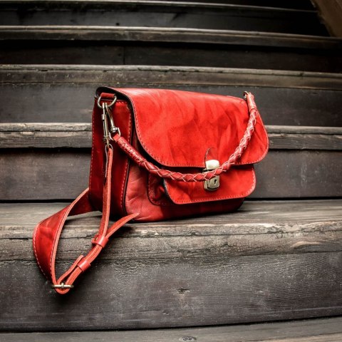 Unikalna i oryginalna czerwona ręcznie tobiona torebka Lara od LadyBuQ Art . Torebka z pięknym ręcznie plecionym rzemieniem.