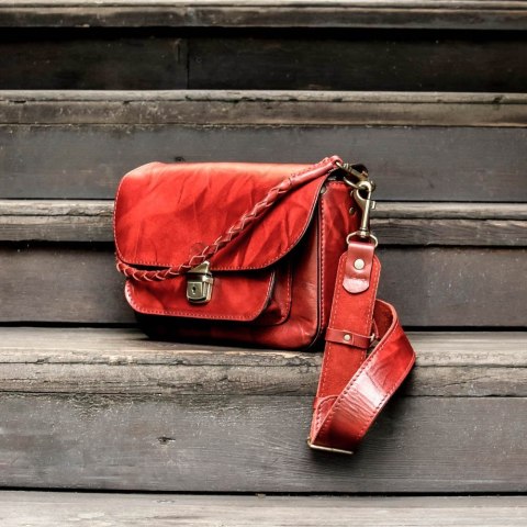 Unikalna i oryginalna czerwona ręcznie tobiona torebka Lara od LadyBuQ Art . Torebka z pięknym ręcznie plecionym rzemieniem.