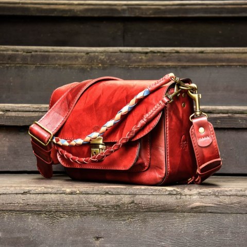 Unikalna i oryginalna czerwona ręcznie tobiona torebka Lara od LadyBuQ Art . Torebka z pięknym ręcznie plecionym rzemieniem.