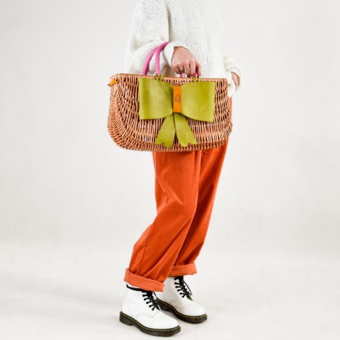 Kolorowy kosz wiklinowy z skórzaną kokardą