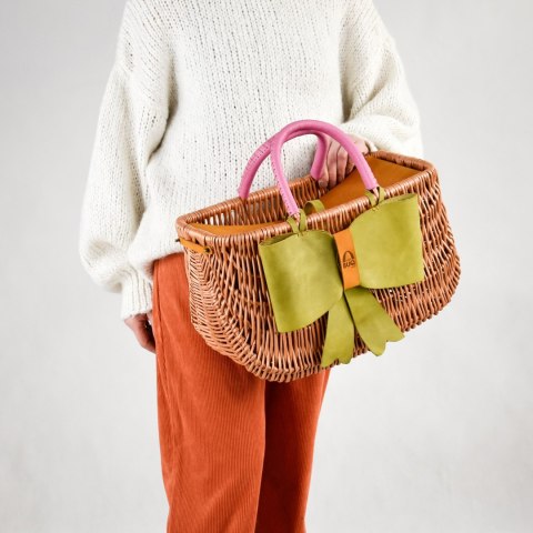 Kolorowy kosz wiklinowy z skórzaną kokardą