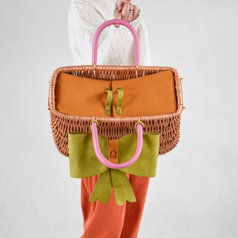 Kolorowy kosz wiklinowy z skórzaną kokardą