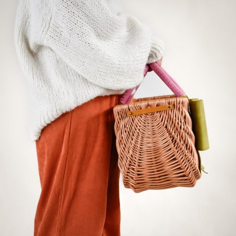 Kolorowy kosz wiklinowy z skórzaną kokardą