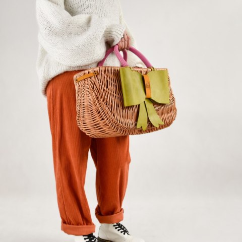 Kolorowy kosz wiklinowy z skórzaną kokardą