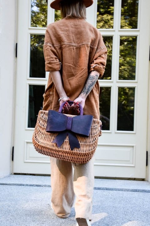 Kosz wiklinowy z skórzaną kokardą