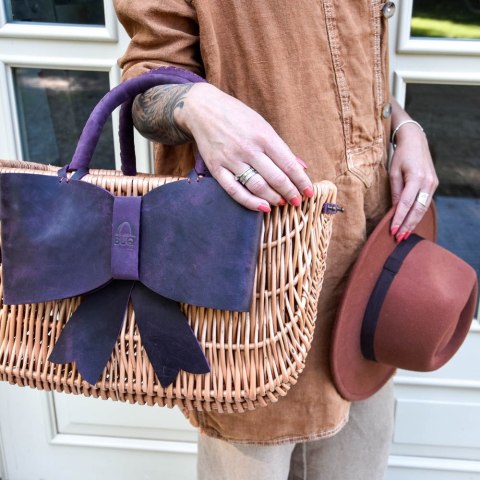 Kosz wiklinowy z skórzaną kokardą