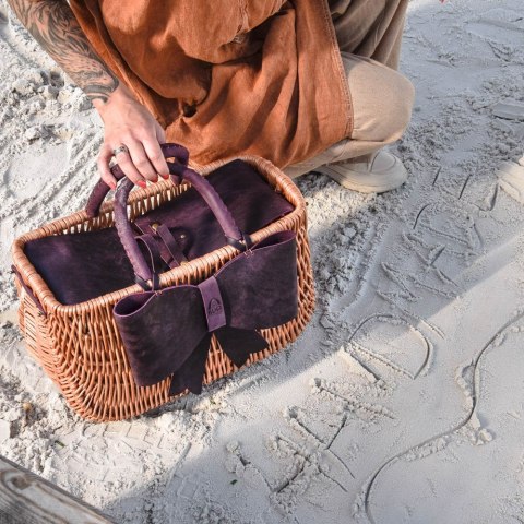 Kosz wiklinowy z skórzaną kokardą