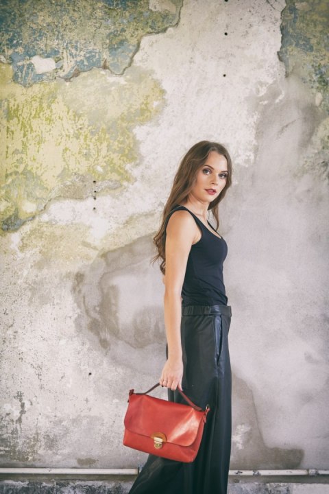 Mała skórzana torba na niezbędne przedmioty Ann w kolorze Czerwonym wykonana ręcznie przez Ladybuq Art