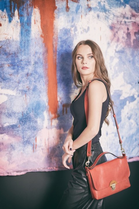 Mała skórzana torba na niezbędne przedmioty Ann w kolorze Czerwonym wykonana ręcznie przez Ladybuq Art