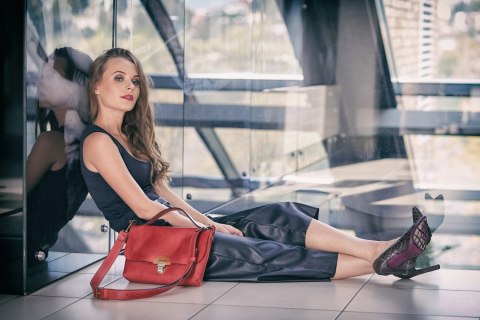 Mała skórzana torba na niezbędne przedmioty Ann w kolorze Czerwonym wykonana ręcznie przez Ladybuq Art