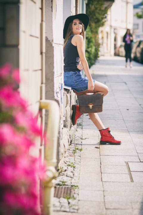 Mała torebka Ann wykonana ręcznie z naturalnej skóry wysokiej jakości od Ladybuq Art w kolorze Brązowym