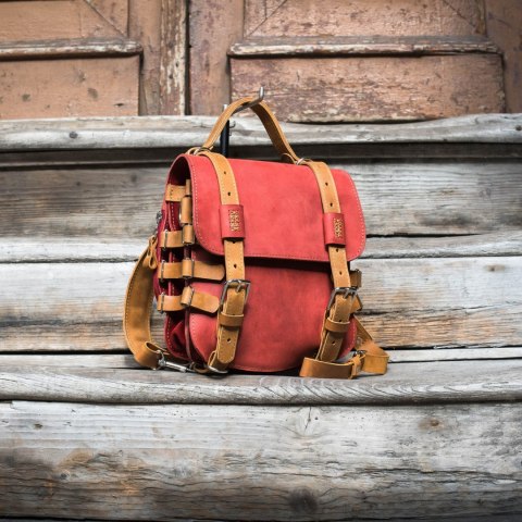 Skórzany plecak w kolorze czerwonym