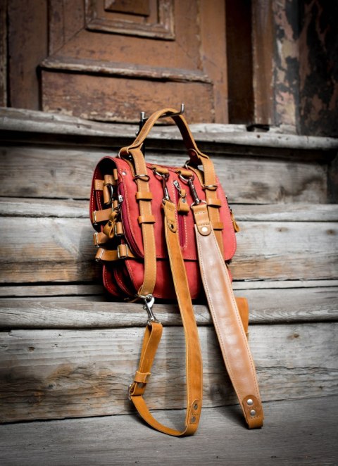 Skórzany plecak w kolorze czerwonym