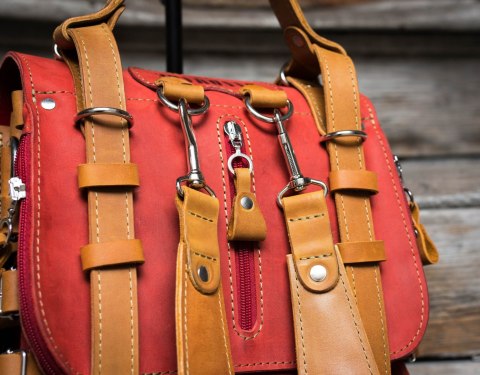 Skórzany plecak w kolorze czerwonym