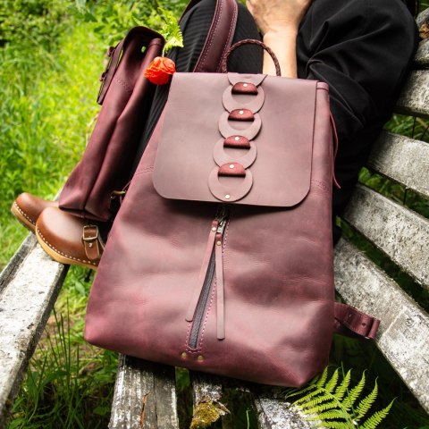 Skórzany Plecak kolor śliwkowy z ozdobną Klapą - LadyBuQ Art