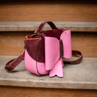 Torebka skórzana Kaya w kolorze różowym oraz śliwkowym z odpinaną kokardą