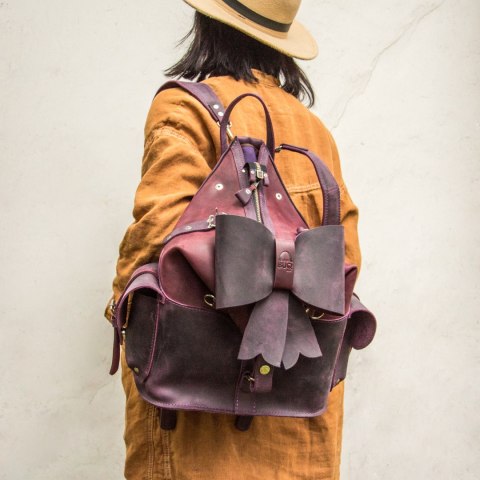 Skórzany plecak w odcieniach fioletu z odpinaną kokardą