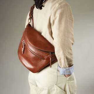 Duża skórzana nerka w kolorze brązowym od LadyBuQ