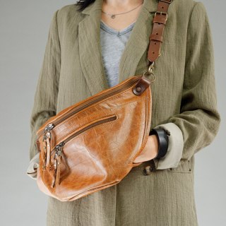 Duża skórzana nerka w kolorze brązowym od LadyBuQ