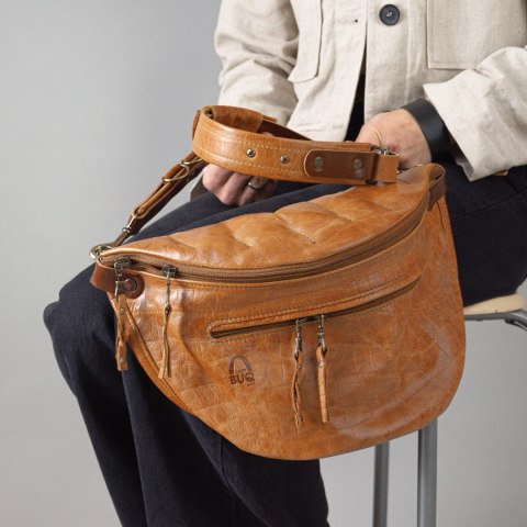 Duża skórzana nerka w kolorze brązowym od LadyBuQ