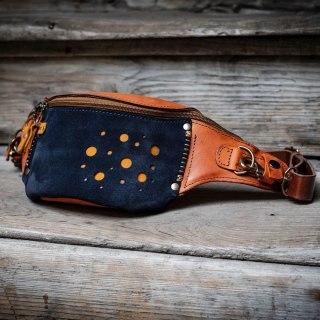 Mała skórzana nerka w kolorze Pomarańczowym i Granatowym z ozdobnymi kropkami i wygodnym paskiem na biodra
