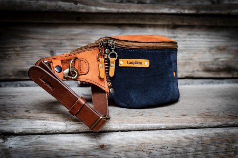 Mała skórzana nerka w kolorze Pomarańczowym i Granatowym z ozdobnymi kropkami i wygodnym paskiem na biodra