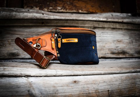 Mała skórzana nerka w kolorze Pomarańczowym i Granatowym z ozdobnymi kropkami i wygodnym paskiem na biodra