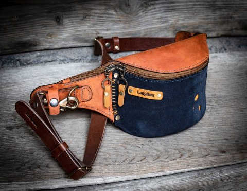 Mała skórzana nerka w kolorze Pomarańczowym i Granatowym z ozdobnymi kropkami i wygodnym paskiem na biodra