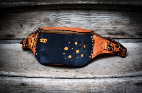 Mała skórzana nerka w kolorze Pomarańczowym i Granatowym z ozdobnymi kropkami i wygodnym paskiem na biodra