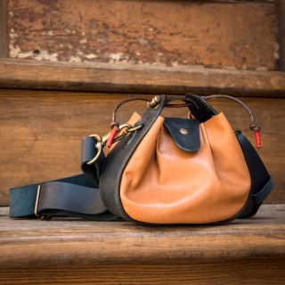 Mała torebka skórzana Mili w kolorze brązowym i granatowym