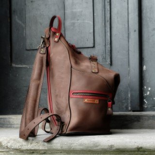 Skórzany placak w kolorze brązowym z kolorowymi akcentami