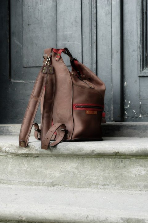 Skórzany placak w kolorze brązowym z kolorowymi akcentami