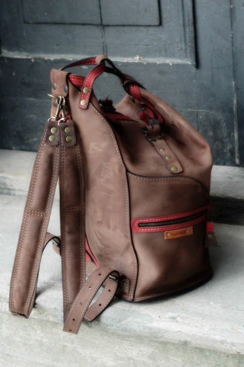 Skórzany placak w kolorze brązowym z kolorowymi akcentami