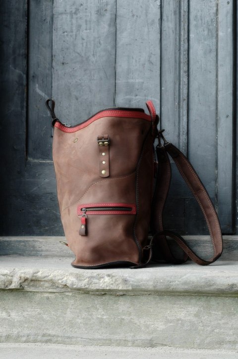 Skórzany placak w kolorze brązowym z kolorowymi akcentami