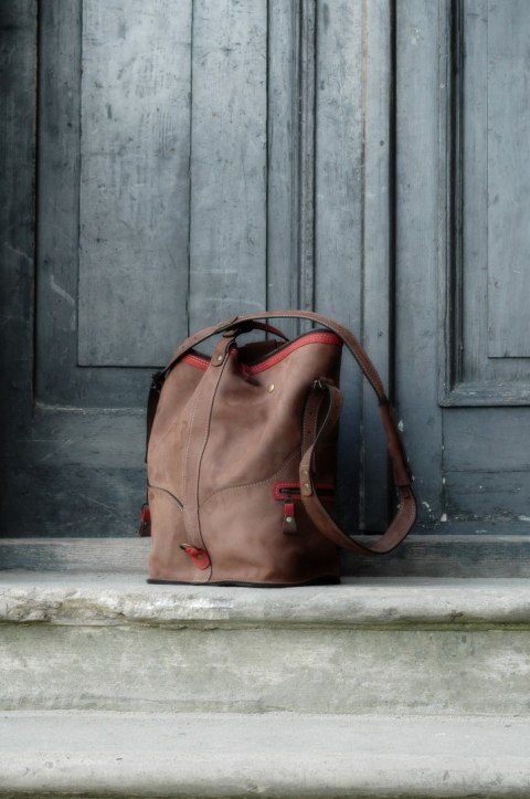 Skórzany placak w kolorze brązowym z kolorowymi akcentami