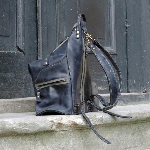 Skórzany plecak w kolorze granatowym