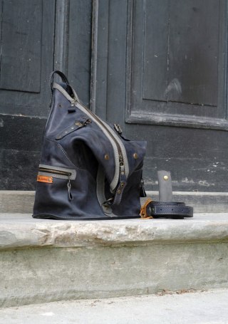 Skórzany plecak w kolorze granatowym