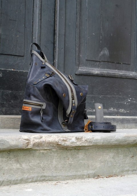 Skórzany plecak w kolorze granatowym