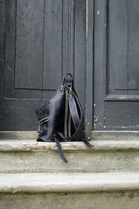 Skórzany plecak w kolorze granatowym