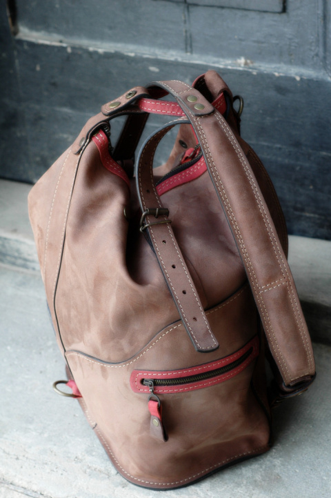 Skórzany placak w kolorze brązowym z kolorowymi akcentami