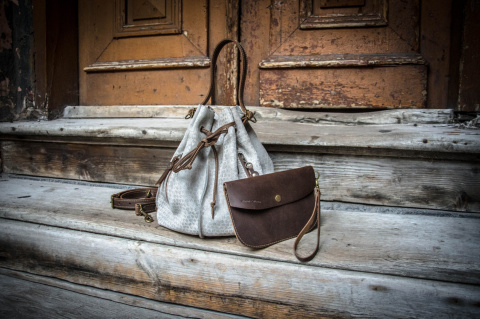 Zamszowy worek Maja kolor szary i brązowy