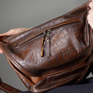 Duża skórzana nerka w kolorze ciemno brązowym od LadyBuQ