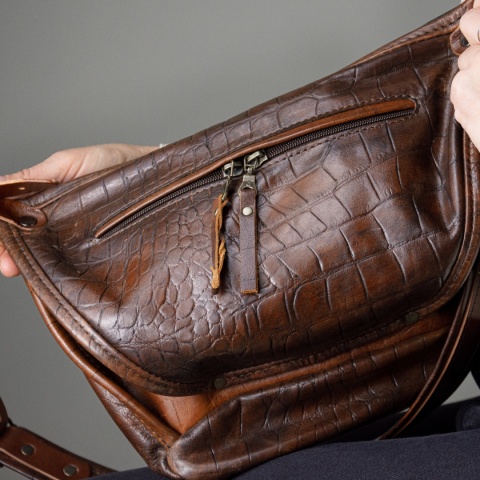 Duża skórzana nerka w kolorze ciemno brązowym od LadyBuQ